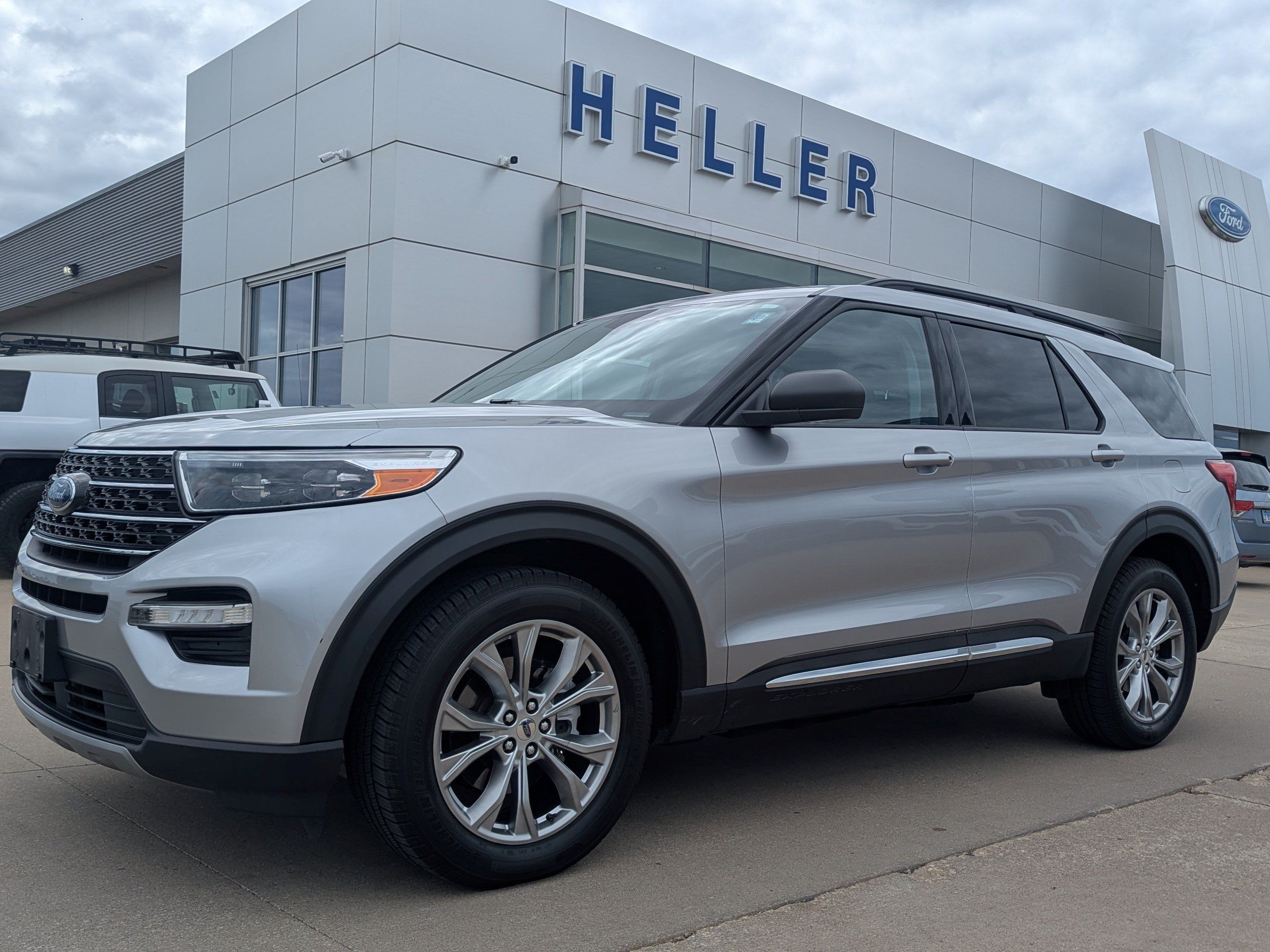 Used 2021 Ford Explorer XLT w/ Equipment Group 202A AWD/4WD image 3