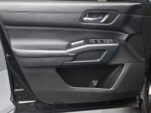 Used 2023 Nissan Pathfinder SL image 11