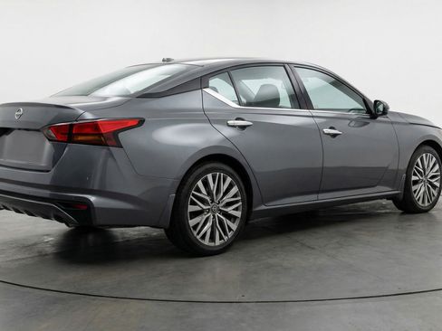 Used 2025 Nissan Altima 2.5 SV image 9