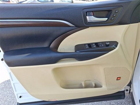 Used 2014 Toyota Highlander Limited image 15