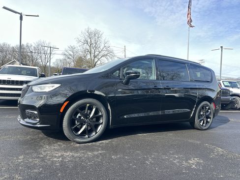 New 2026 Chrysler Pacifica Limited w/ S Appearance Package FWD image 21