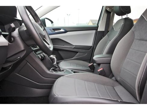 Used 2023 Volkswagen Taos SE w/ Panoramic Sunroof Package FWD image 24
