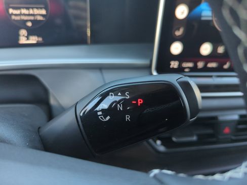 Certified 2025 Volkswagen Tiguan SE image 15