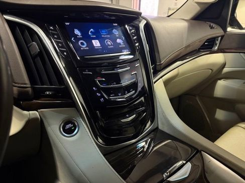 Used 2016 Cadillac Escalade Premium image 22