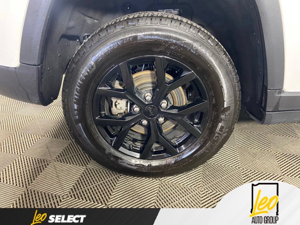 Used 2025 Jeep Grand Cherokee Altitude AWD/4WD image 25