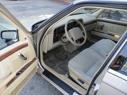 Used 1993 Dodge Dynasty FWD image 15