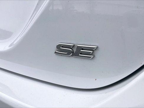 Used 2023 Toyota Camry SE image 10