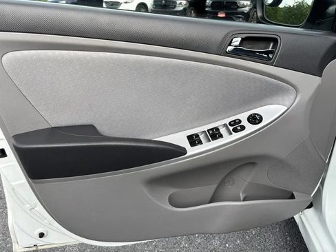 Used 2013 Hyundai Accent SE FWD image 12