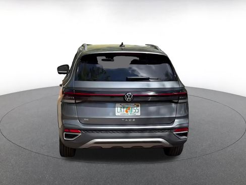 Used 2025 Volkswagen Taos SE FWD image 12