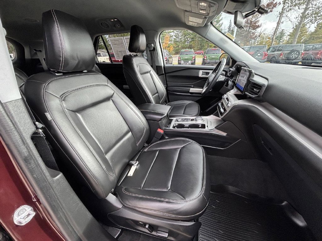 Used 2023 Ford Explorer XLT w/ Equipment Group 202A AWD/4WD image 19