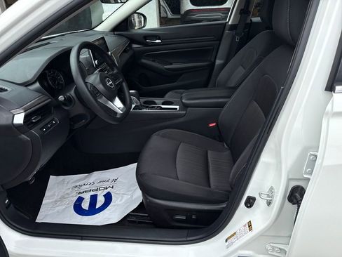 Used 2025 Nissan Altima 2.5 SV FWD image 9