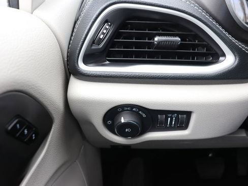 Used 2024 Chrysler Pacifica Select image 25