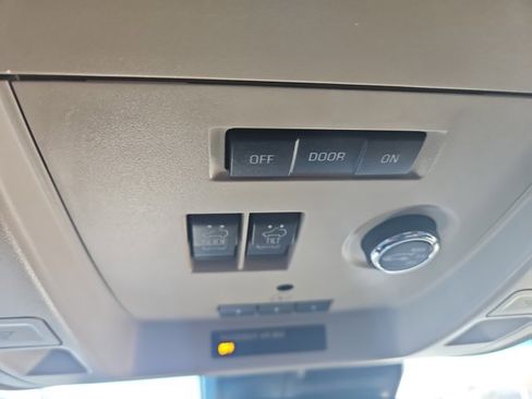 Used 2016 GMC Yukon SLT image 17