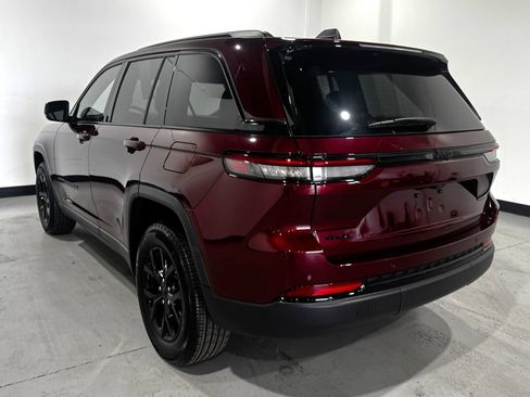 Used 2025 Jeep Grand Cherokee Altitude AWD/4WD image 40
