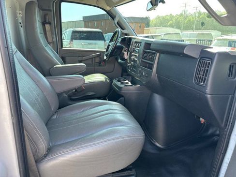 Used 2018 Chevrolet Express 2500 w/ Driver Convenience Package RWD image 30