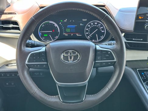Used 2021 Toyota Sienna Platinum FWD image 43