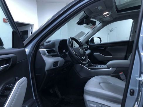 Certified 2021 Toyota Highlander XLE AWD/4WD image 10