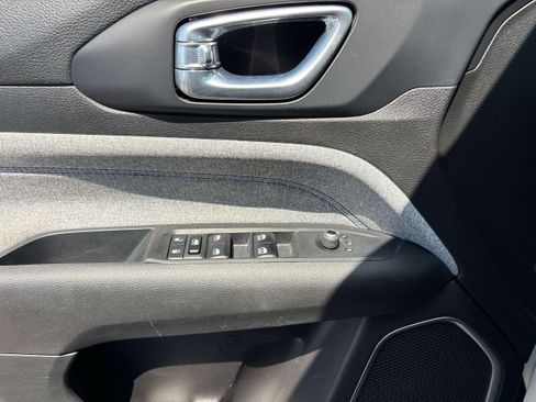 Certified 2024 Jeep Compass Latitude AWD/4WD image 11