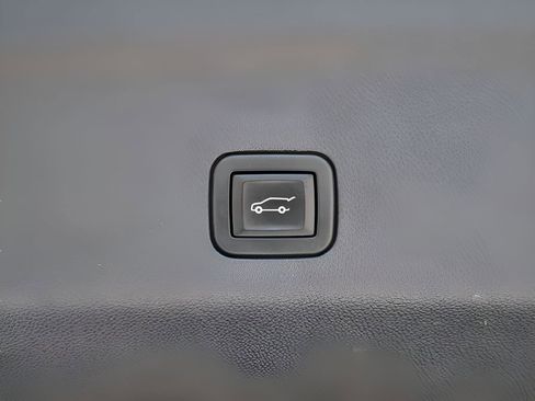 Used 2021 Chevrolet Tahoe Premier w/ Premium Package AWD/4WD image 17