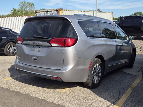 Used 2018 Chrysler Pacifica Touring-L FWD image 3