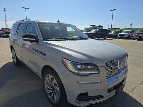 Used 2023 Lincoln Navigator Reserve image 4