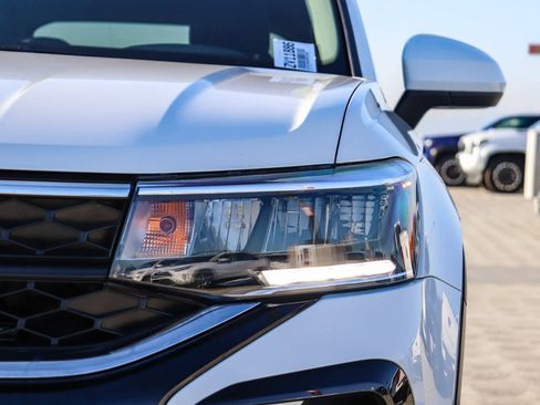 Used 2023 Volkswagen Taos SE image 4