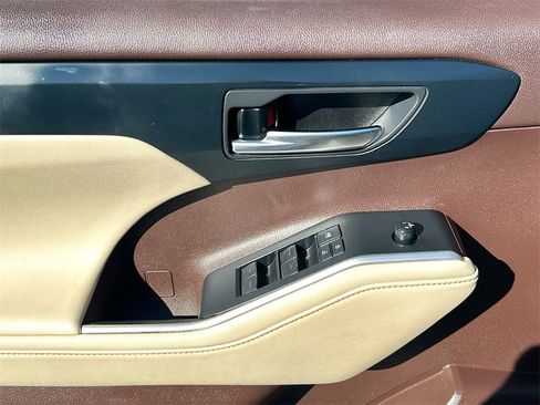 Used 2020 Toyota Highlander XLE image 21