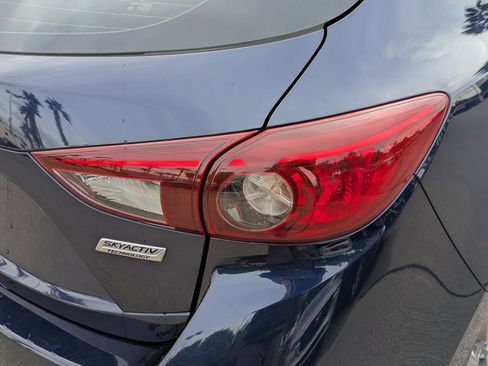 Used 2018 MAZDA MAZDA3 Touring image 11