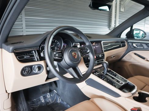 Certified 2026 Porsche Macan AWD/4WD image 4