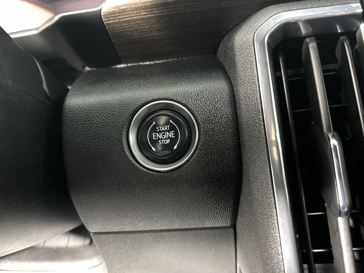 Used 2024 GMC Acadia Denali w/ Super Cruise Package FWD image 8