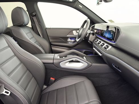 Used 2025 Mercedes-Benz GLS 580 4MATIC image 30