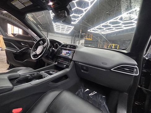 Used 2017 Jaguar F-PACE Premium image 8