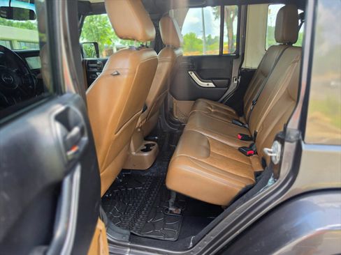 Used 2014 Jeep Wrangler Unlimited Sahara w/ Dual Top Group AWD/4WD image 10