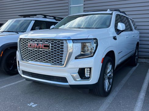 Used 2021 GMC Yukon XL Denali w/ Denali Premium Package AWD/4WD image 2