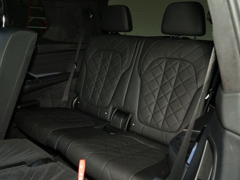 Used 2024 BMW X7 xDrive40i w/ Executive Package image 33