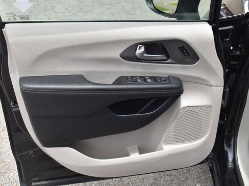 Used 2023 Chrysler Pacifica Touring-L FWD image 21