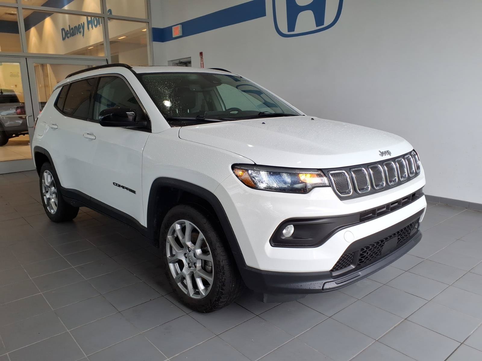 Used 2022 Jeep Compass Latitude w/ Sun and Sound Group AWD/4WD image 1