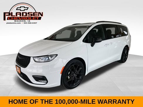Used 2025 Chrysler Pacifica Limited FWD image 1