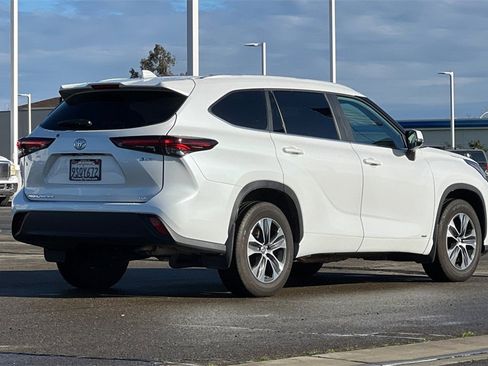 Certified 2025 Toyota Highlander XLE image 5