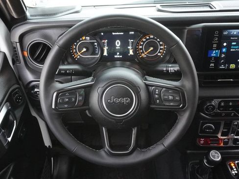Used 2025 Jeep Gladiator Mojave w/ Convenience Group AWD/4WD image 18