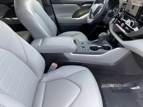 Certified 2026 Toyota Highlander XLE AWD/4WD image 16