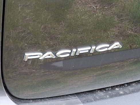 Used 2023 Chrysler Pacifica Touring-L FWD image 11