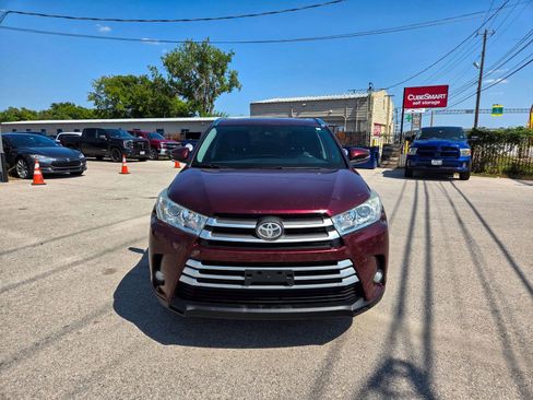 Used 2018 Toyota Highlander XLE image 2