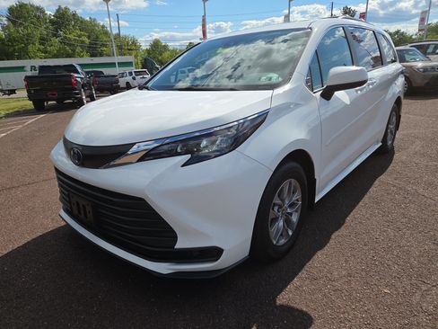 Certified 2025 Toyota Sienna LE w/ LE Plus Package AWD/4WD image 7