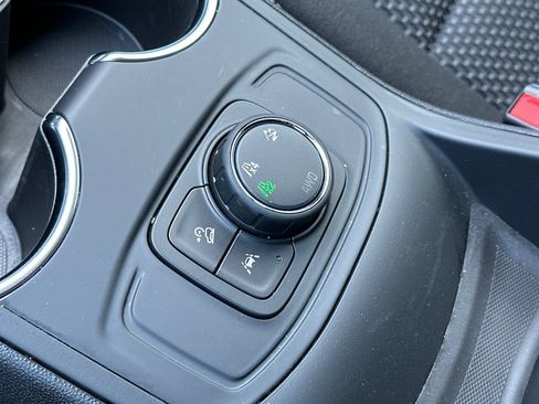 Used 2024 GMC Terrain SLE image 32