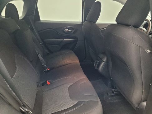 Used 2019 Jeep Cherokee Latitude w/ Popular Appearance Group image 19