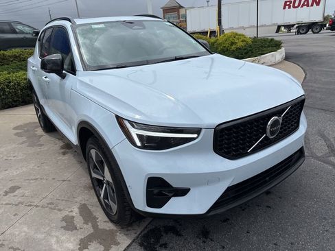 Certified 2026 Volvo XC40 B5 Plus AWD/4WD image 4