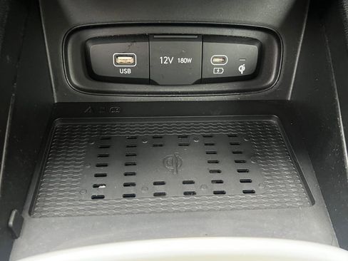 Used 2023 Hyundai Venue Limited image 30