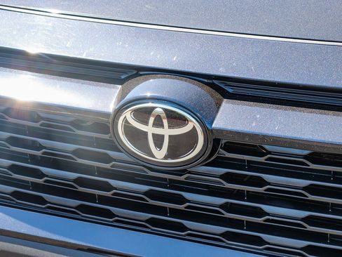 Used 2021 Toyota RAV4 LE FWD image 9