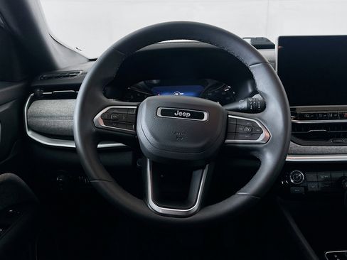 Used 2024 Jeep Compass Latitude image 18